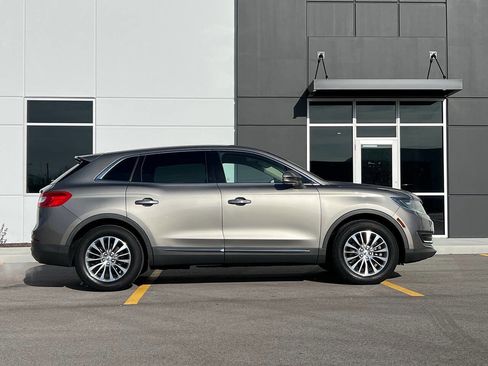 Used 2017 Lincoln MKX Select image 8