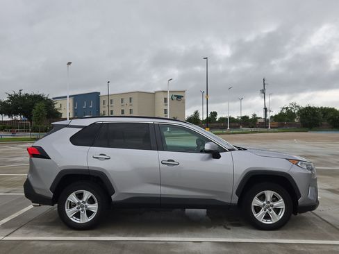 Used 2021 Toyota RAV4 XLE w/ Convenience Package FWD image 2