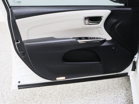 Used 2018 Toyota Avalon Limited FWD image 12