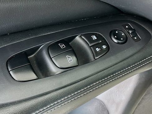 Used 2018 Nissan Pathfinder SV AWD/4WD image 18
