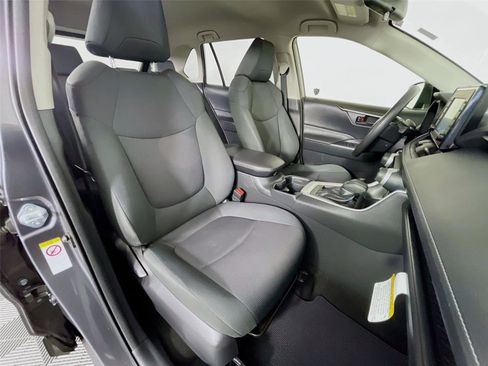 Used 2019 Toyota RAV4 LE w/ Carpet Mat Package image 29