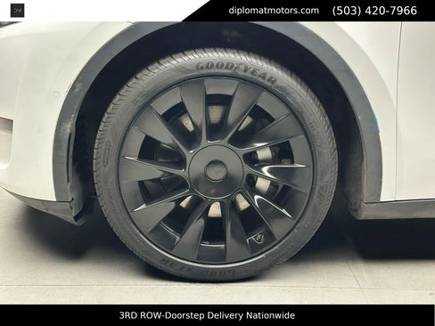 Used 2022 Tesla Model Y Long Range image 31