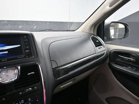 Used 2016 Chrysler Town & Country Touring FWD image 15