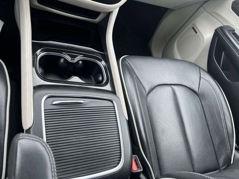 Used 2022 Chrysler Pacifica Limited image 13