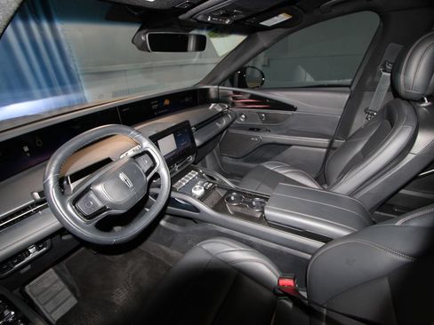 Used 2024 Lincoln Nautilus Premier w/ Equipment Group 102A AWD/4WD image 2