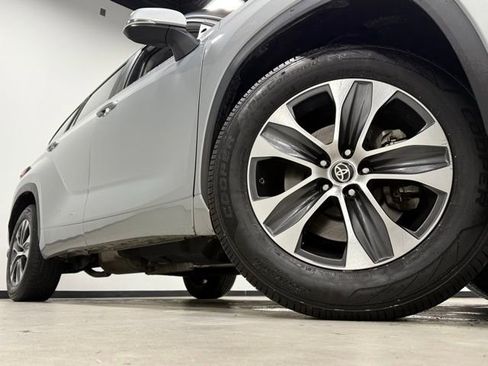 Used 2023 Toyota Highlander XLE image 3