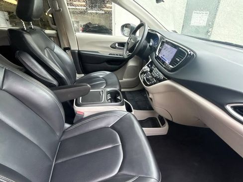Used 2023 Chrysler Pacifica Touring-L FWD image 24