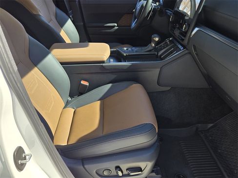 Used 2024 Lexus GX 550 image 21