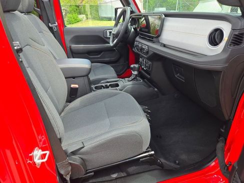 Certified 2025 Jeep Wrangler Unlimited Sahara w/ Safety Group AWD/4WD image 6
