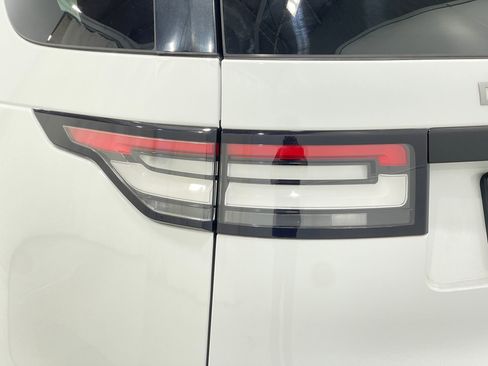 Used 2017 Land Rover Discovery SE image 37