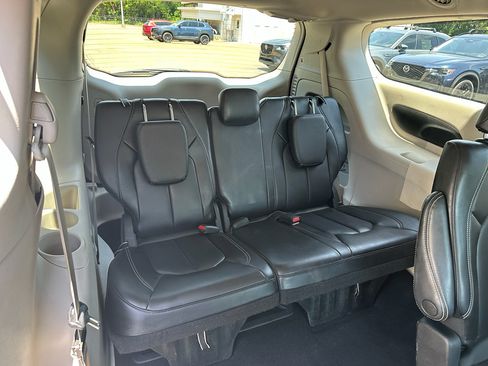 Used 2023 Chrysler Pacifica Touring-L FWD image 27