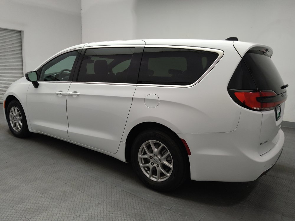 Used 2025 Chrysler Pacifica Select FWD image 3