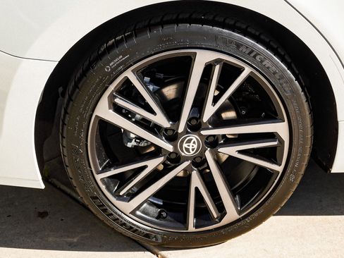 Used 2025 Toyota Camry XSE FWD image 11