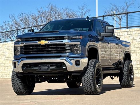 Used 2024 Chevrolet Silverado 2500 LT image 3