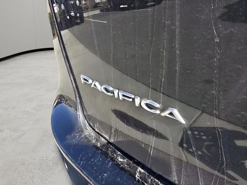 Used 2023 Chrysler Pacifica Touring-L FWD image 18