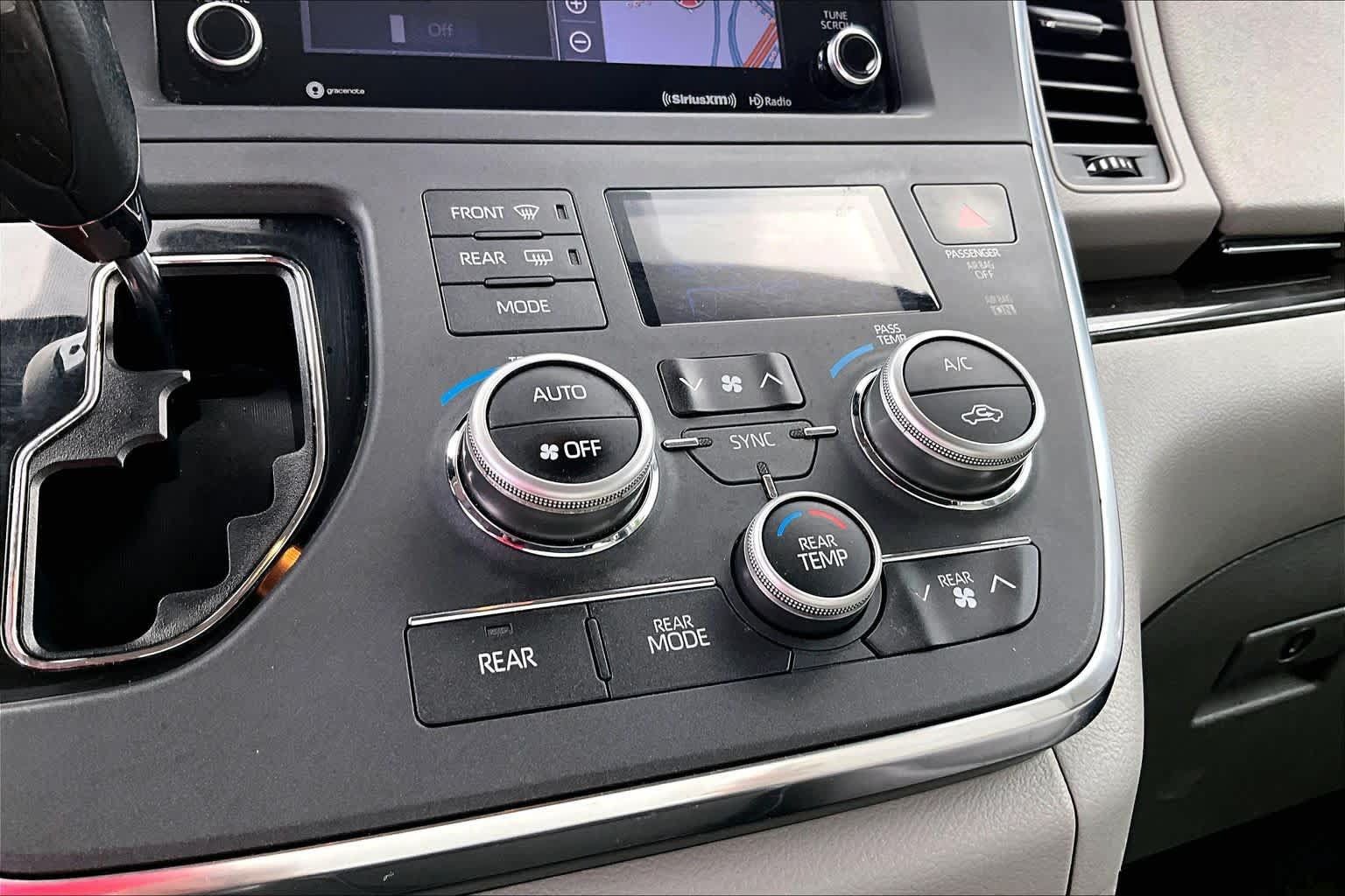 Used 2018 Toyota Sienna XLE w/ XLE Navigation Package FWD image 32