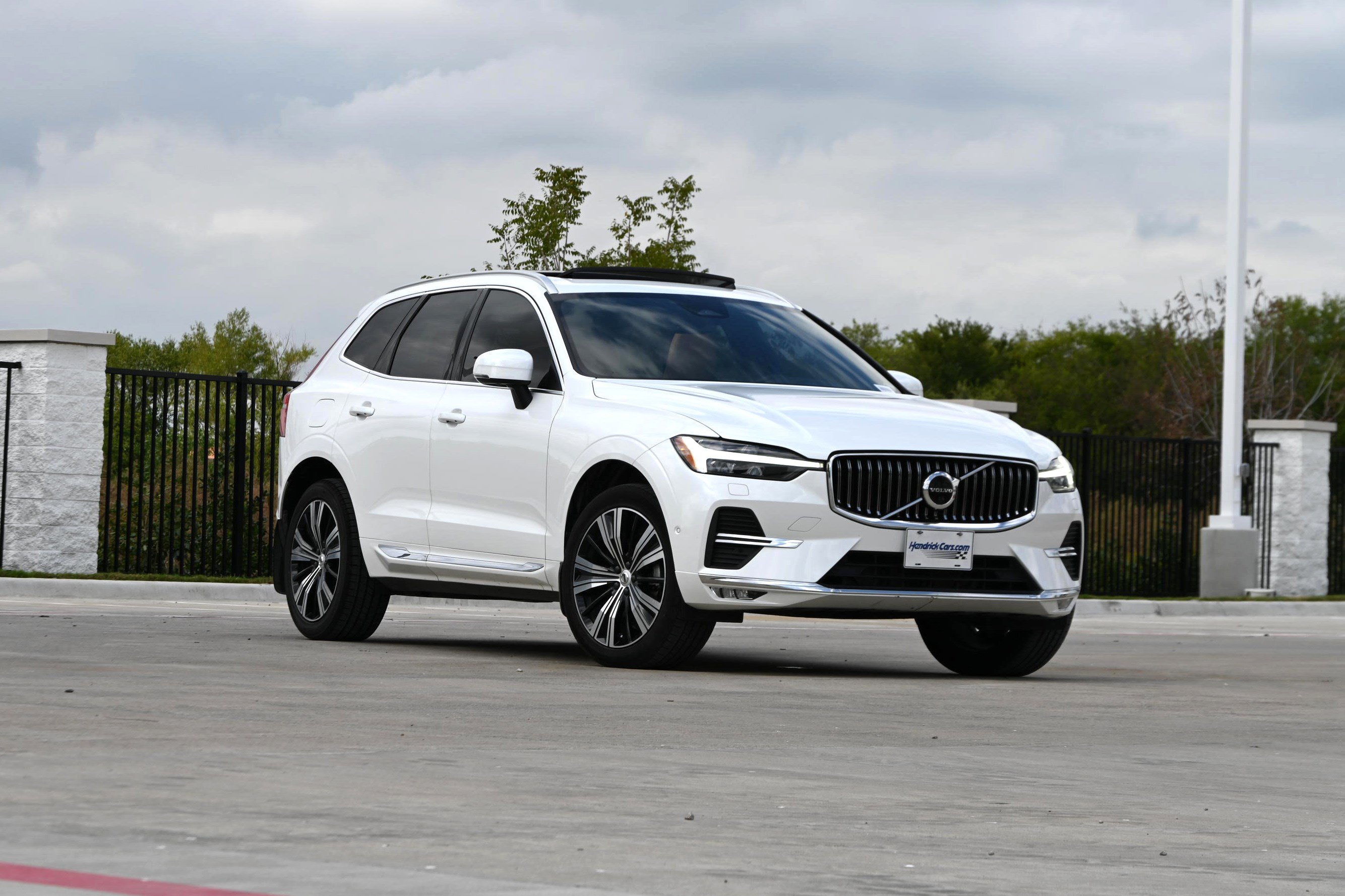 Used 2022 Volvo XC60 B5 Inscription w/ Advanced Package FWD image 2