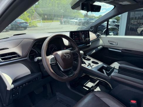 Used 2021 Toyota Sienna Platinum FWD image 10