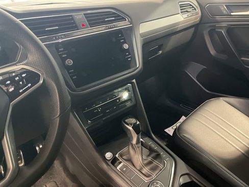 Used 2022 Volkswagen Tiguan SE R-Line image 9