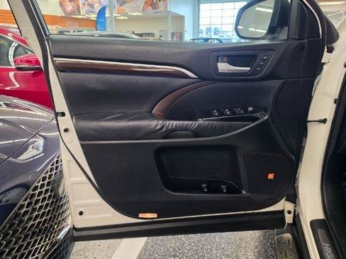 Used 2014 Toyota Highlander Limited FWD image 25