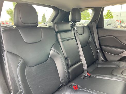 Used 2019 Jeep Cherokee Latitude Plus w/ Comfort/Convenience Group AWD/4WD image 18