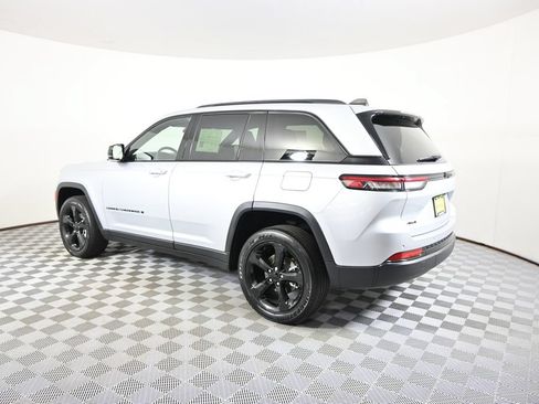 Used 2023 Jeep Grand Cherokee Altitude AWD/4WD image 4