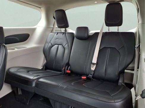 Used 2023 Chrysler Pacifica Touring-L image 9