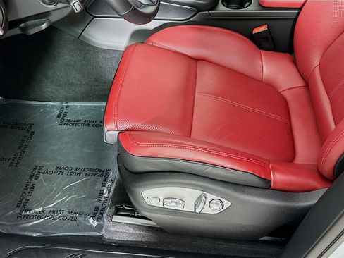 Certified 2025 Porsche Macan AWD/4WD image 22