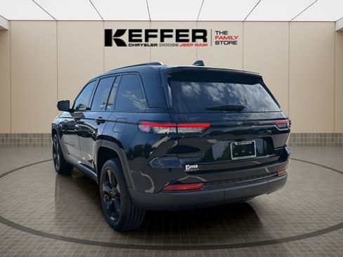 Used 2023 Jeep Grand Cherokee Altitude image 3