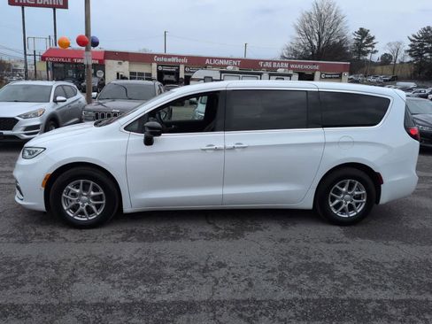 New 2026 Chrysler Pacifica Select image 5