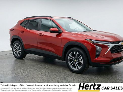 Used 2025 Chevrolet Trax LT FWD image 1