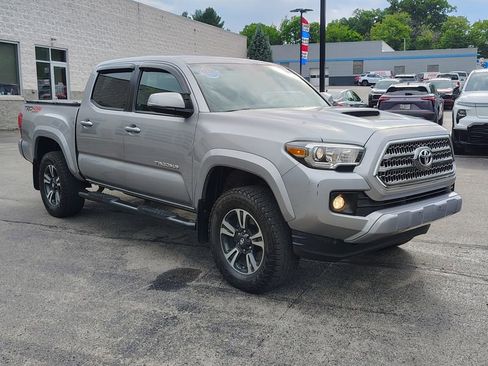 Used 2017 Toyota Tacoma TRD Sport w/ Premium & Technology Package AWD/4WD image 5