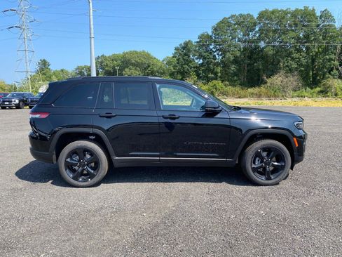 New 2025 Jeep Grand Cherokee Altitude image 2