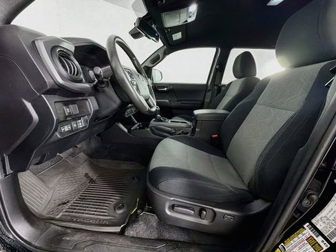 Used 2022 Toyota Tacoma TRD Sport w/ Technology Package RWD image 12