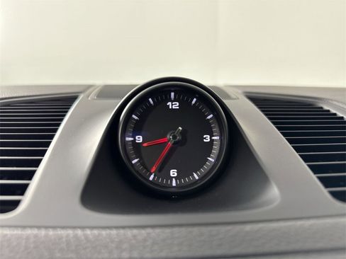 Certified 2023 Porsche Cayenne Platinum Edition image 29