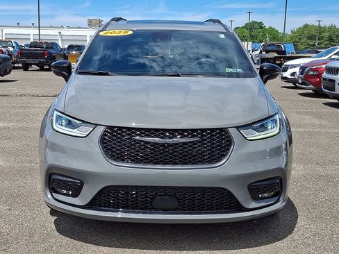 Used 2025 Chrysler Pacifica Limited FWD image 4
