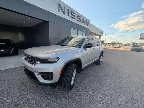 Used 2025 Jeep Grand Cherokee Laredo X RWD image 1