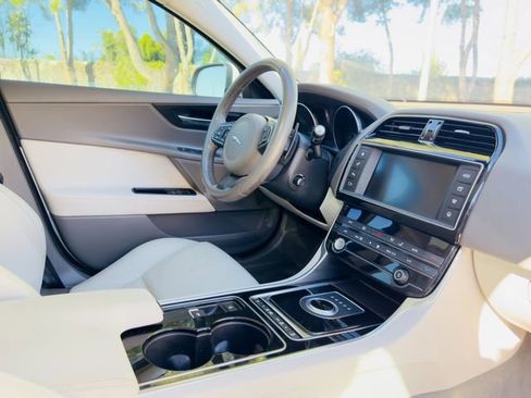 Used 2017 Jaguar XE Prestige image 11