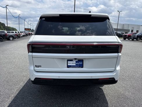 Used 2025 Lincoln Navigator L Reserve AWD/4WD image 6
