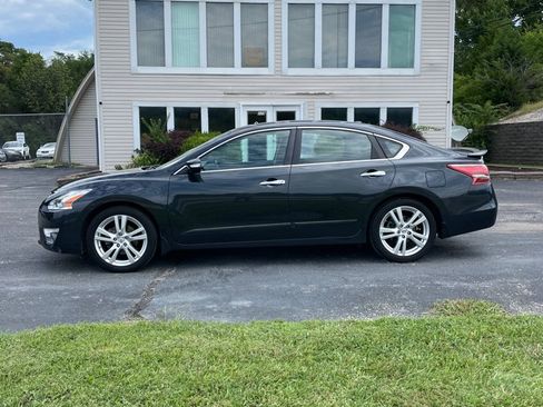 Used 2013 Nissan Altima 3.5 SL w/ Technology Pkg FWD image 2
