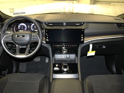 New 2026 Jeep Grand Cherokee Altitude AWD/4WD image 9