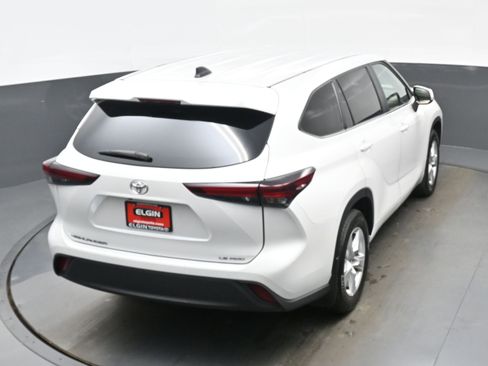 Used 2024 Toyota Highlander LE AWD/4WD image 40