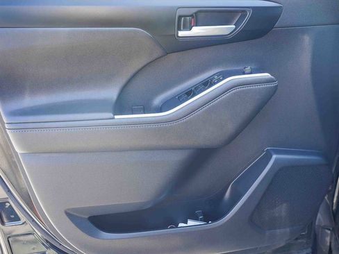 Used 2021 Toyota Highlander XLE image 22