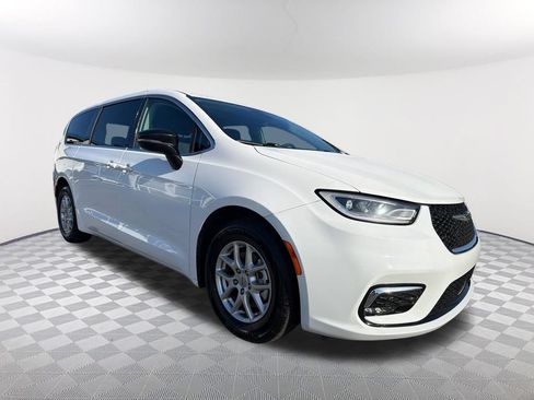 Used 2024 Chrysler Pacifica Touring-L FWD image 3