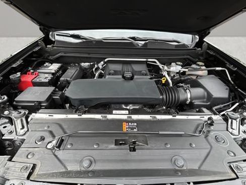 Used 2025 Chevrolet Colorado Trail Boss AWD/4WD image 33