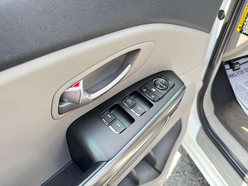Used 2019 Kia Sedona L FWD image 18