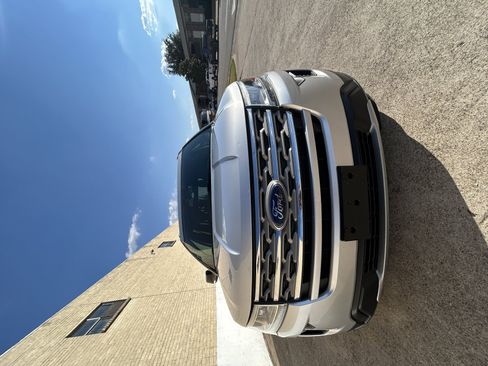 Used 2018 Ford Explorer XLT w/ Equipment Group 201A FWD image 6