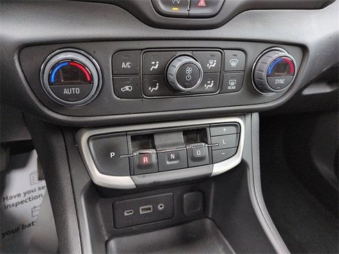 Used 2023 GMC Terrain SLE w/ Driver Convenience Package image 24