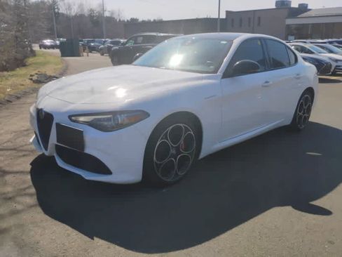 Used 2023 Alfa Romeo Giulia Veloce image 4