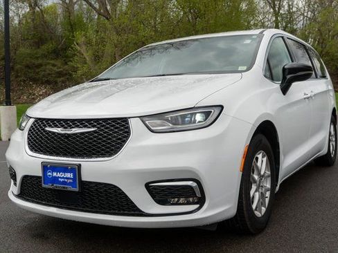 Used 2024 Chrysler Pacifica Touring-L FWD image 2